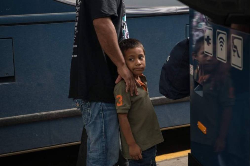 FOTOS: Hondureños son dejados en una estación de buses en Texas tras ser liberados  