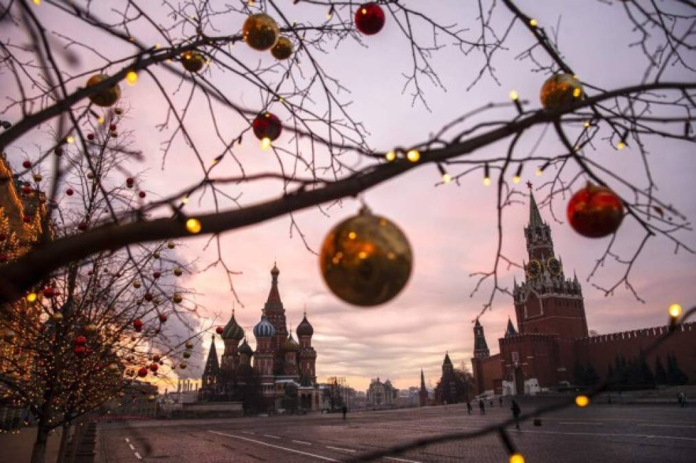 Coloridas luces tratan de darle algo de brillo a una Navidad que será muy distinta