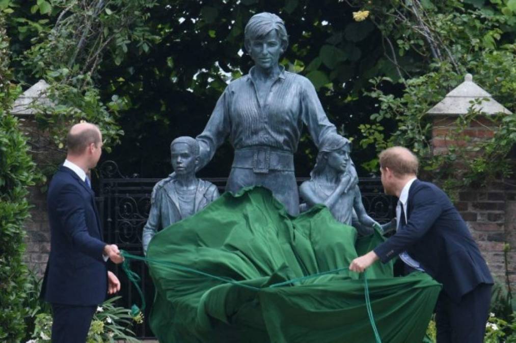 Así es la estatua de Lady Di develada en honor a su 60 aniversario (FOTOS)