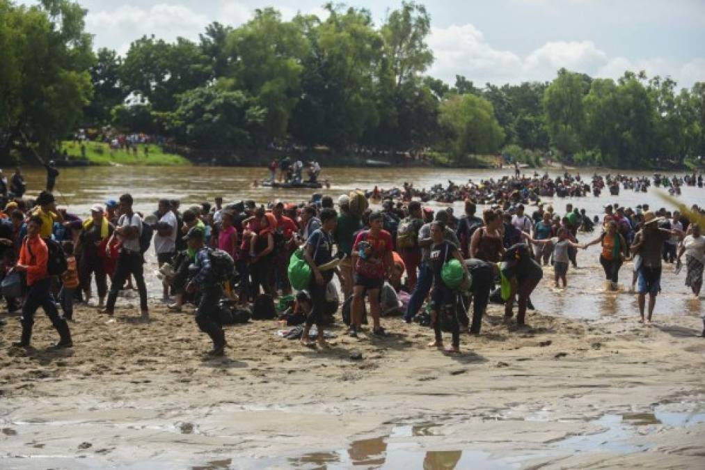 FOTOS: Con cadena humana migrantes intentan cruzar el río Suchiate que divide Guatemala y México
