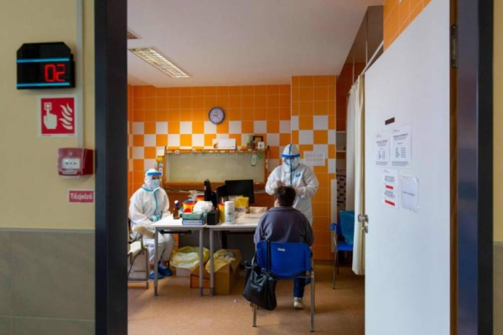 FOTOS: El día a día del personal de salud en el mundo, del hospital a casa