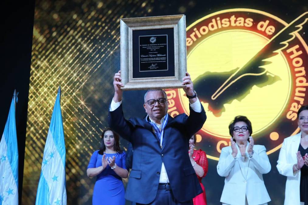 Así fue galardonado el periodista Eduardo Maldonado con el premio Álvaro Contreras