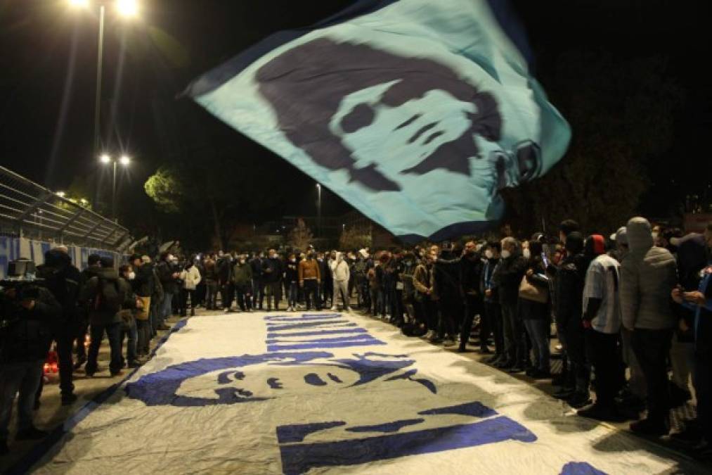 Aficionados de Nápoles le rinden tributo a Maradona afuera del Estadio San Paolo (FOTOS)