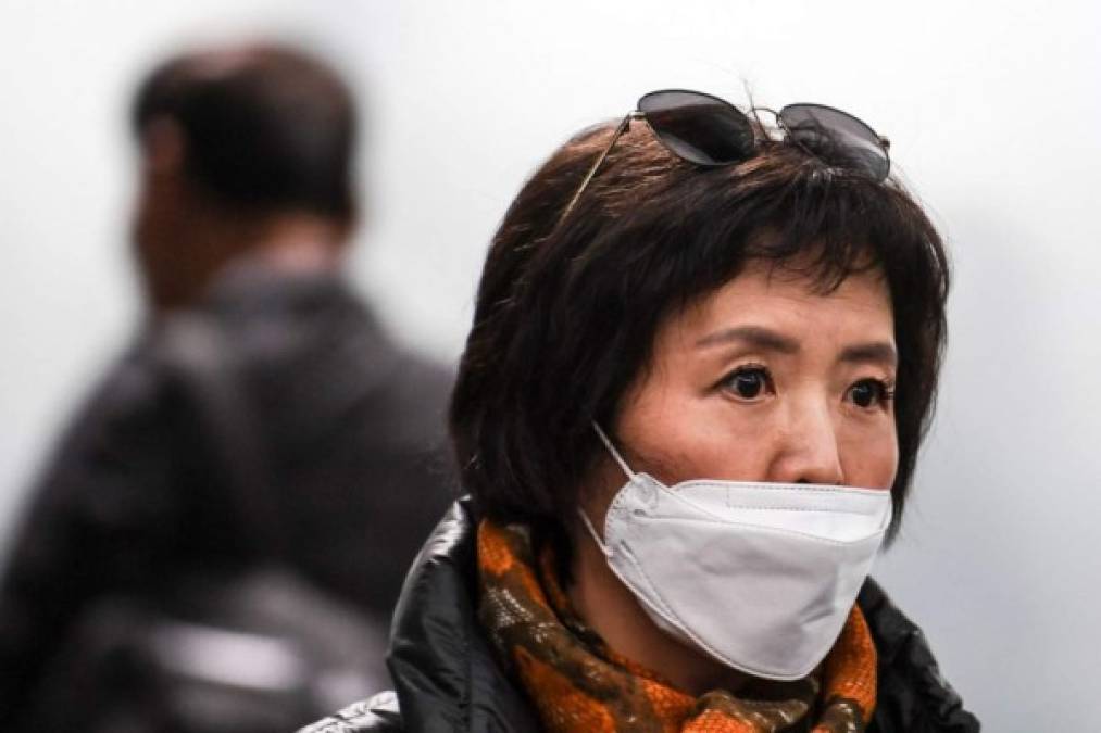 FOTOS: Con trajes de protección reciben a personas evacuadas de China