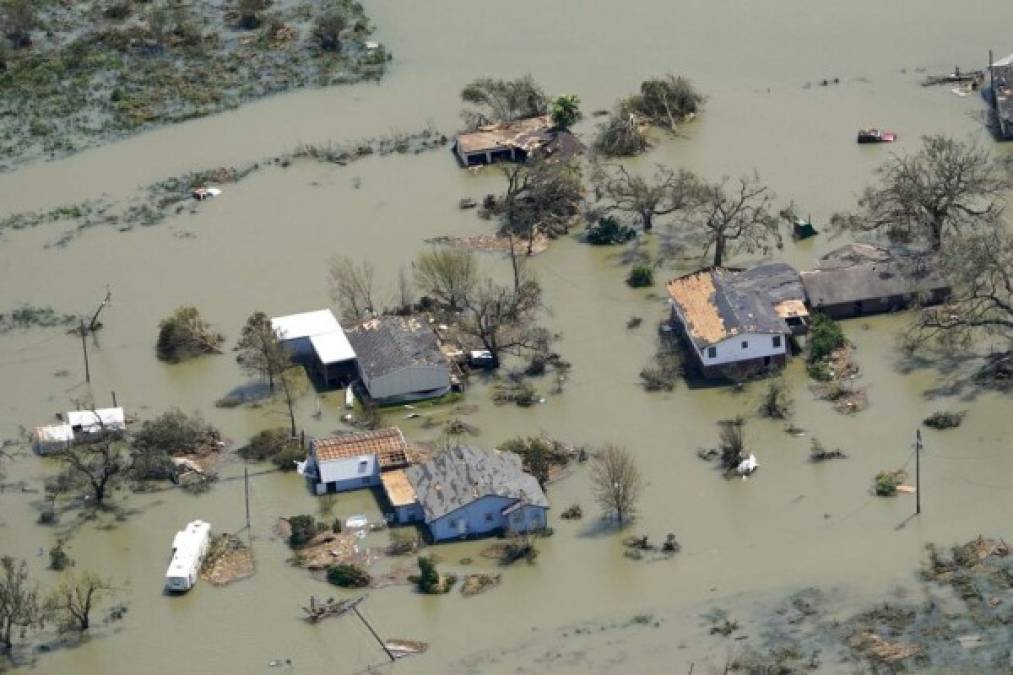 La devastación del potente huracán Laura vista desde las alturas (FOTOS)