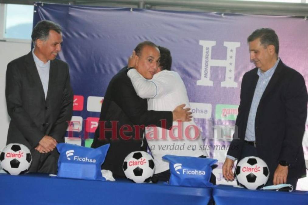 Sonrisas, promesas y preguntas: así fue la presentación de 'Bolillo' Gómez en Honduras