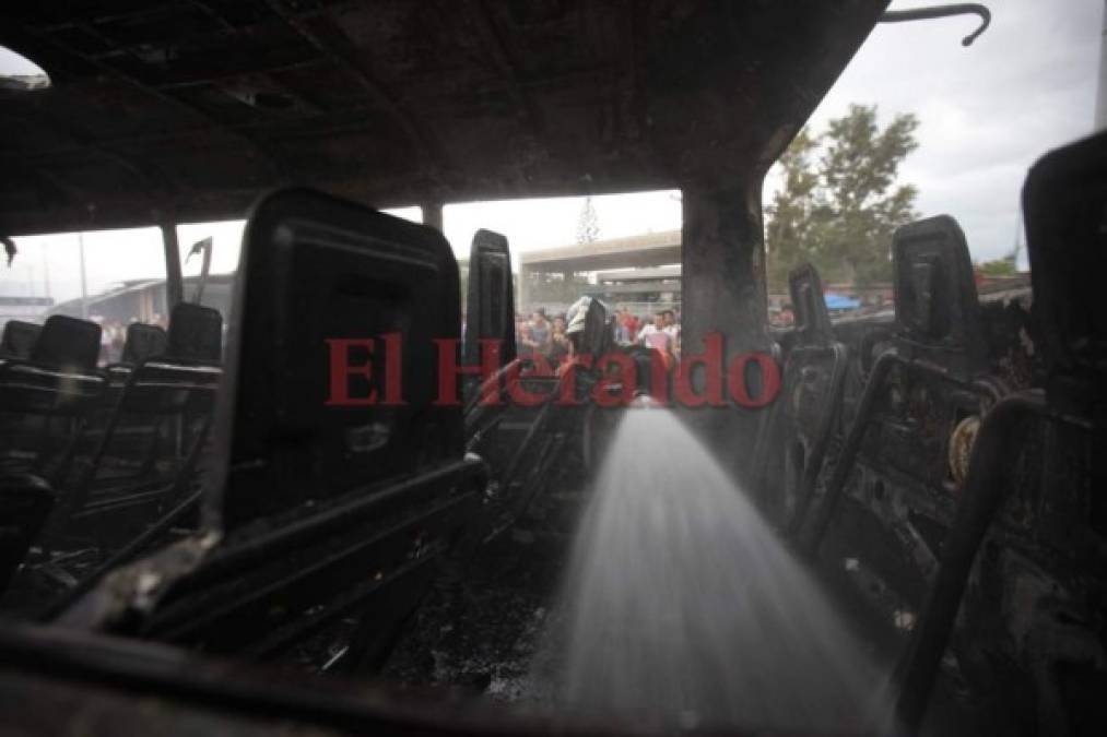 Las impactantes imágenes que dejó el incendio de tres buses rapiditos enfrente de la UNAH