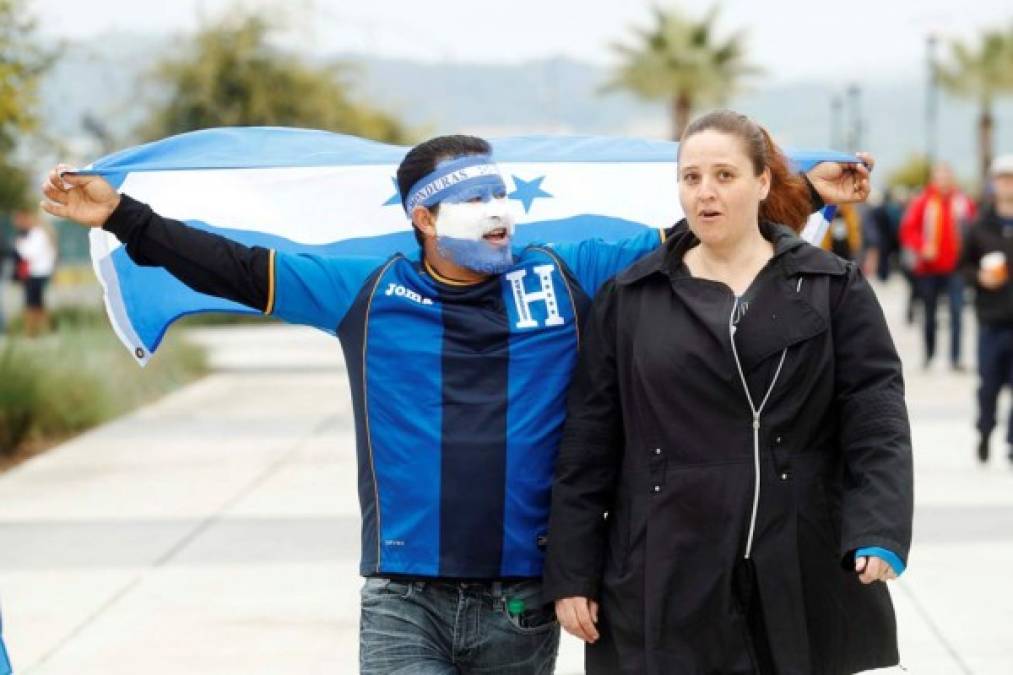 Los aficionados catrachos llegan a gritar por la Selección de Honduras