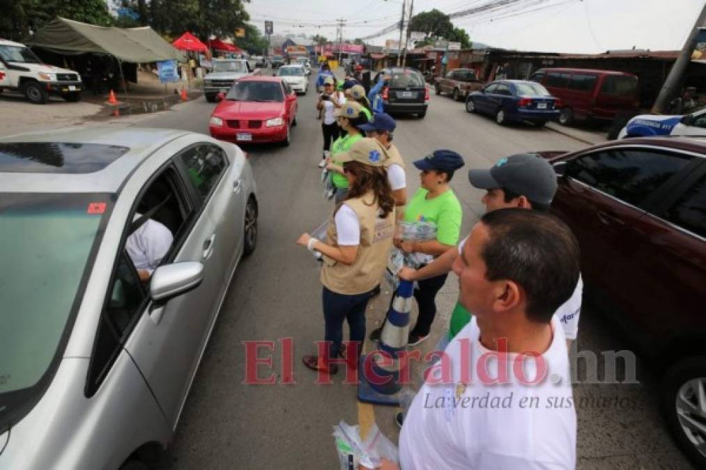 Entregan mini kits de verano en las diferentes salidas de la capital de Honduras