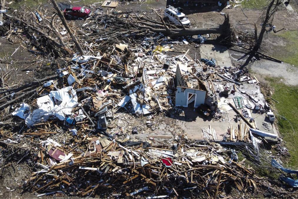En Misisipi hay “zona de guerra” tras el paso de un mortal tornado