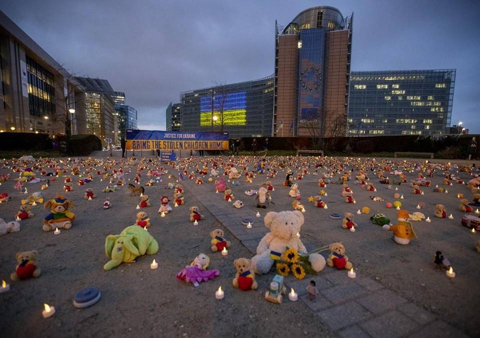 En Bruselas, donde se han depositado de peluches y juguetes, se recordó a las víctimas más inocentes de la guerra entre Rusia y Ucrania, los miles de niños que han muerto, han sido desplazados o secuestrados tras la invasión.