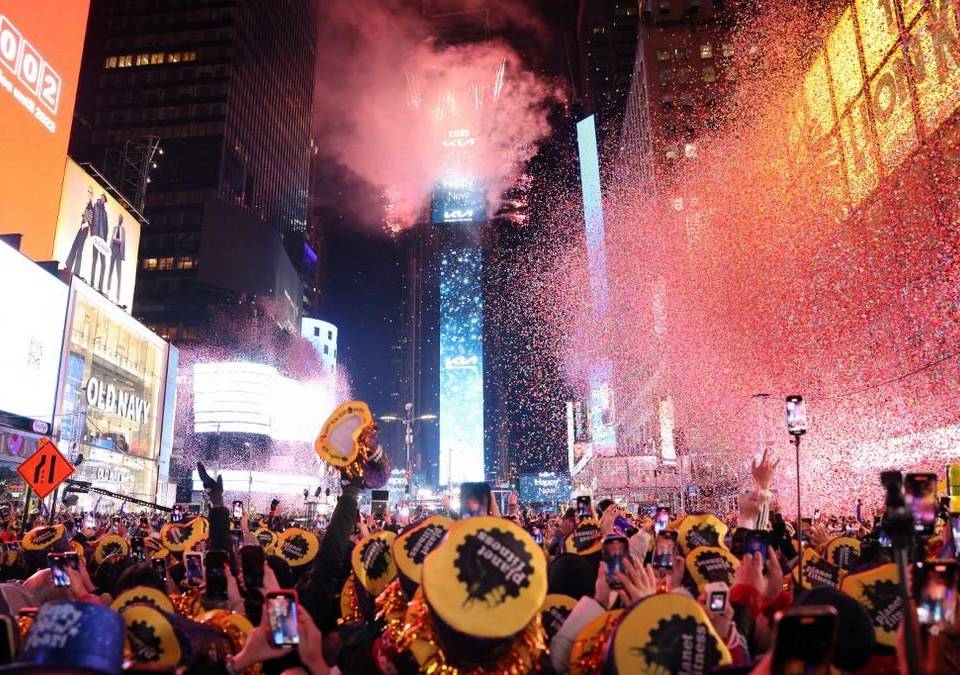 Los espectadores observan cómo el confeti llena el aire para marcar el comienzo del nuevo año, en Times Square, Nueva York, el 1 de enero de 2023.