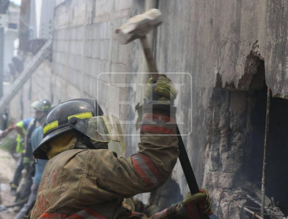 Rostros fatigados y seis horas sofocando las llamas: bomberos continúan con el rescate tras incendio