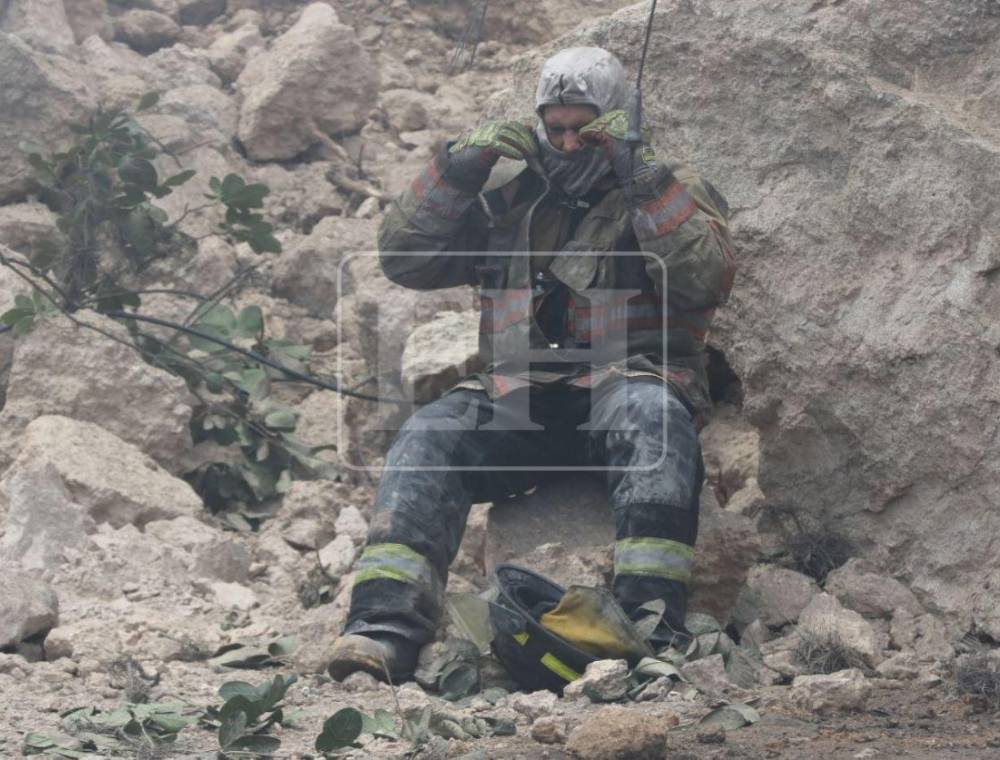 Rostros fatigados y seis horas sofocando las llamas: bomberos continúan con el rescate tras incendio
