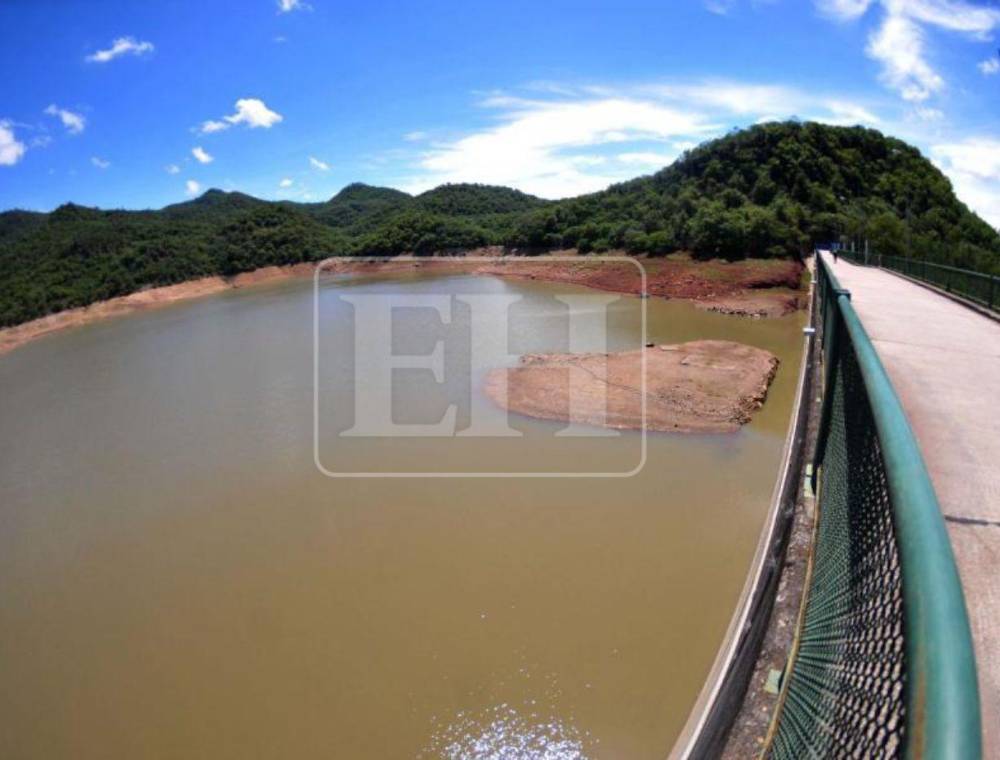 Imagen que preocupa: surge una isla en medio de la represa La Concepción ante sequía