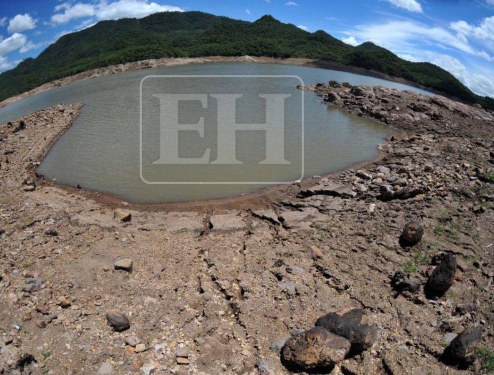 Imagen que preocupa: surge una isla en medio de la represa La Concepción ante sequía