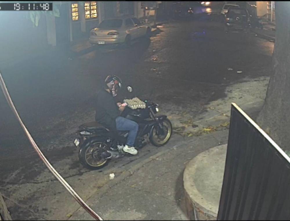 Cuadro a cuadro del momento en que dos hombres despojan de su motocicleta a un ciudadano