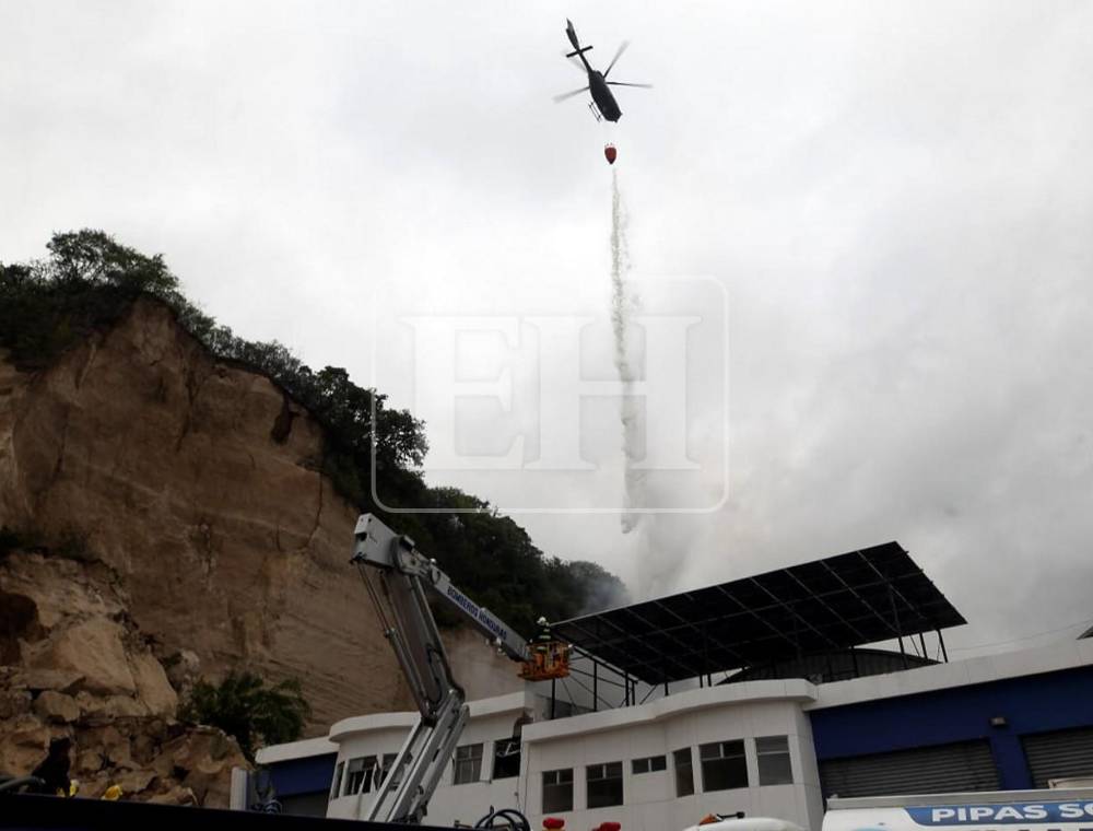 Grúas, tractores y helicóptero: el amplio despliegue de equipo pesado empleado tras derrumbe en la capital