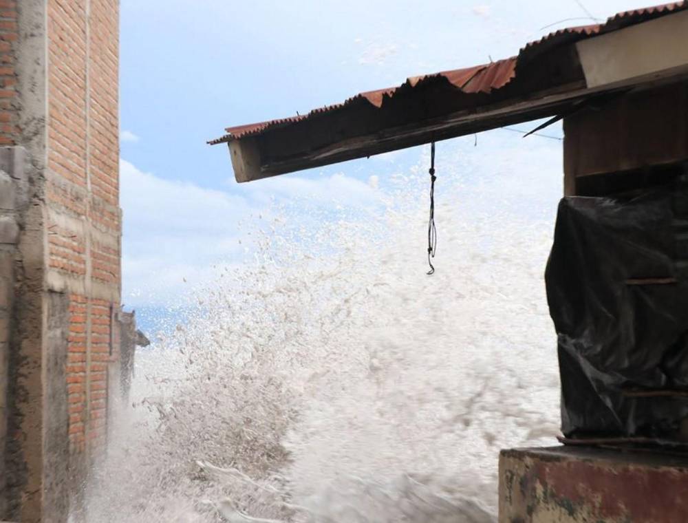 Las imágenes que deja el fuerte oleaje registrado en Cedeño por tormenta Cristina