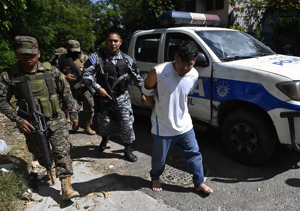 Cerca de 10,000 militares y policías cercaron la madrugada del sábado la populosa ciudad de Soyapango, en la periferia de San Salvador, en el marco de la guerra contra las pandillas lanzada en marzo por el presidente salvadoreño, Nayib Bukele. Aquí las imágenes de las capturas.