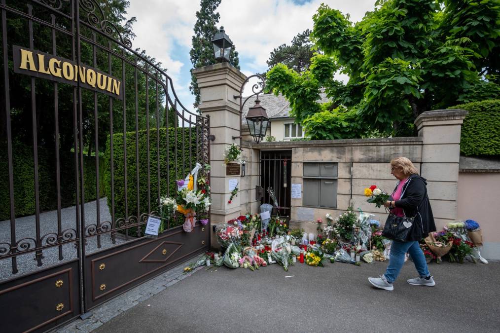 Fanáticos de Tina Turner dejan flores y velas frente a su casa en Suiza