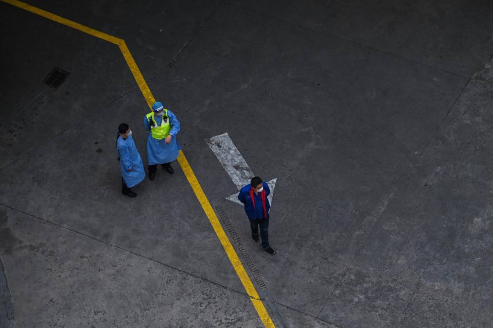 Gritos, desabastecimiento y suicidios por covid: ¿Qué está pasando en Shanghái?