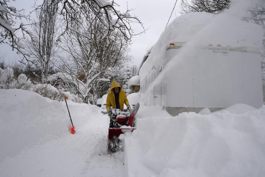 Bajo metros de nieve, Buffalo sufre los estragos de la tormenta invernal del siglo