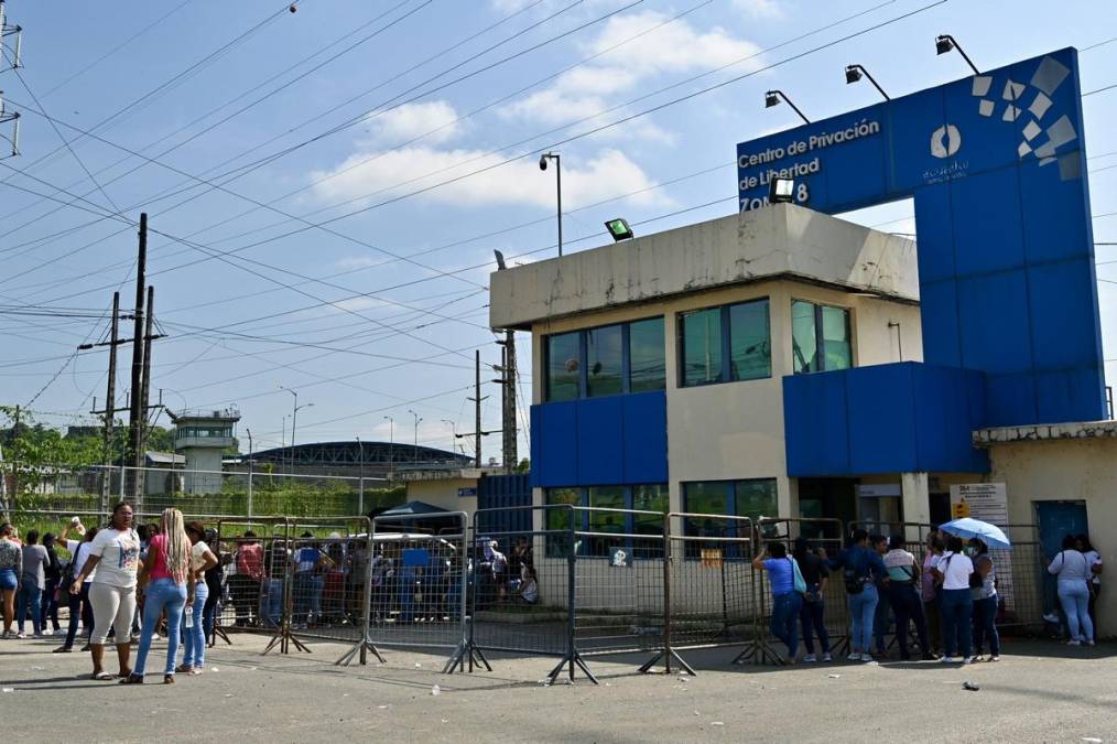 Familiares de reos protestan afuera de cárcel en Guayaquil; motín suma 3 muertes
