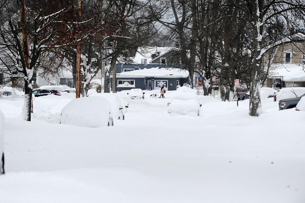 Bajo metros de nieve, Buffalo sufre los estragos de la tormenta invernal del siglo