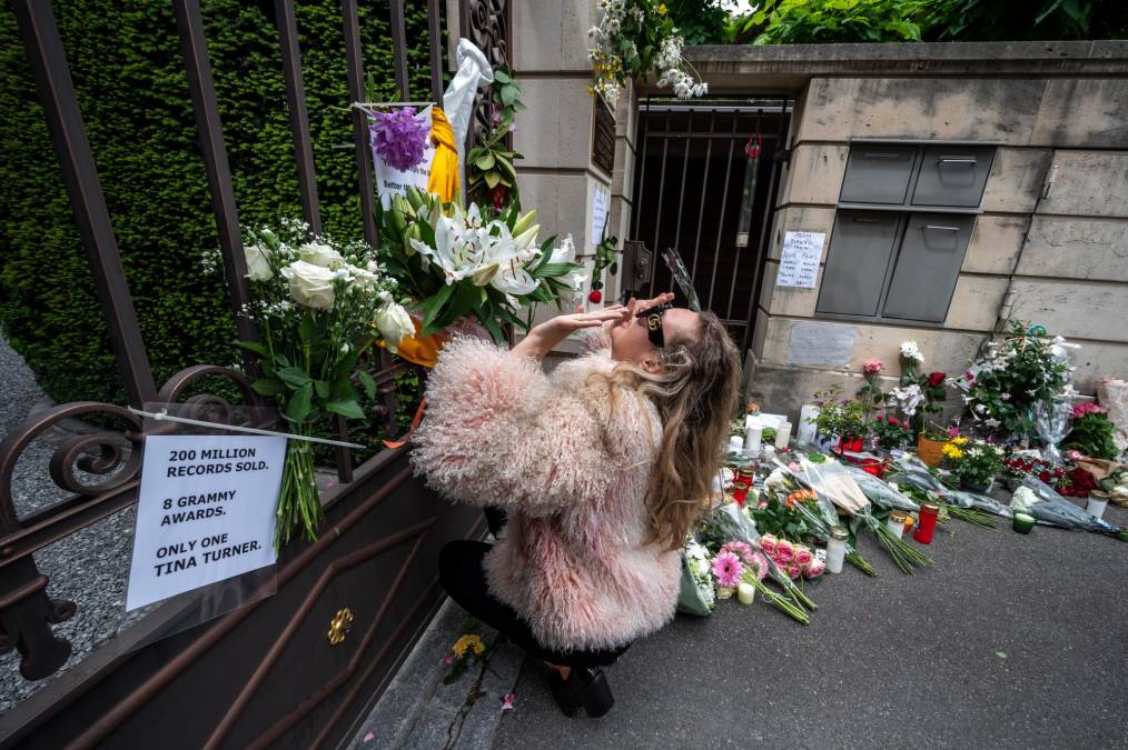 Fanáticos de Tina Turner dejan flores y velas frente a su casa en Suiza