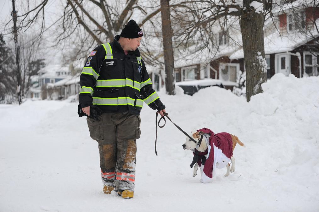 Bajo metros de nieve, Buffalo sufre los estragos de la tormenta invernal del siglo