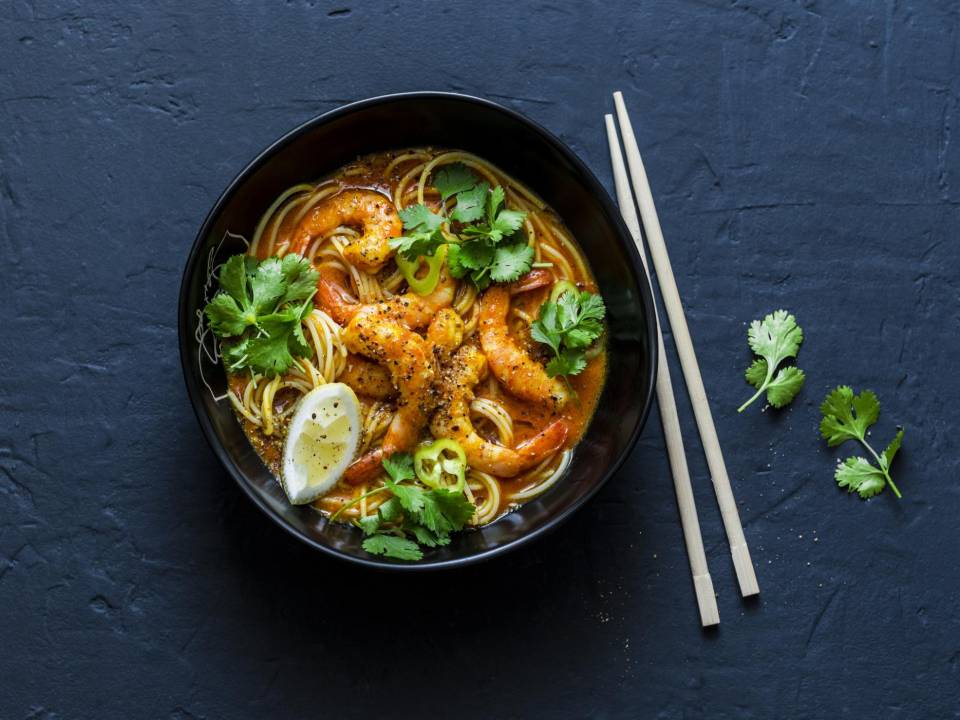 Laksa es una sopa del sudeste asiático cuyo sabor se acentúa con la dulzura del fruto del cocotero.