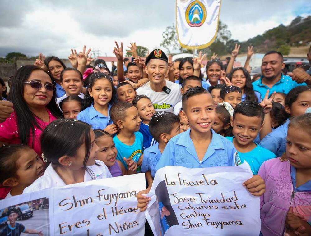 Escolares emocionados reciben a Shin Fujiyama en Tegucigalpa