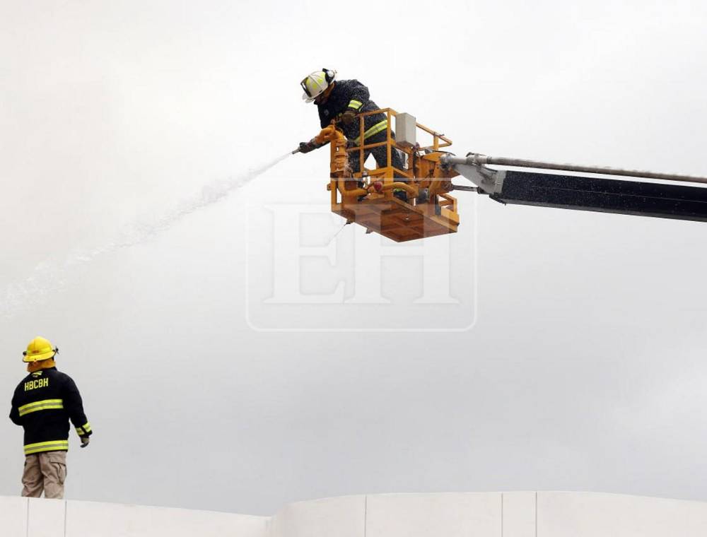Grúas, tractores y helicóptero: el amplio despliegue de equipo pesado empleado tras derrumbe en la capital
