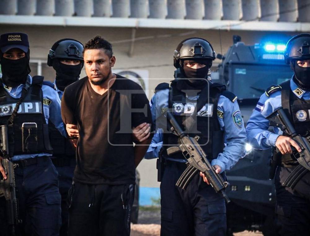Trasladan a la capital a los dos supuestos sicarios del Cartel del Diablo