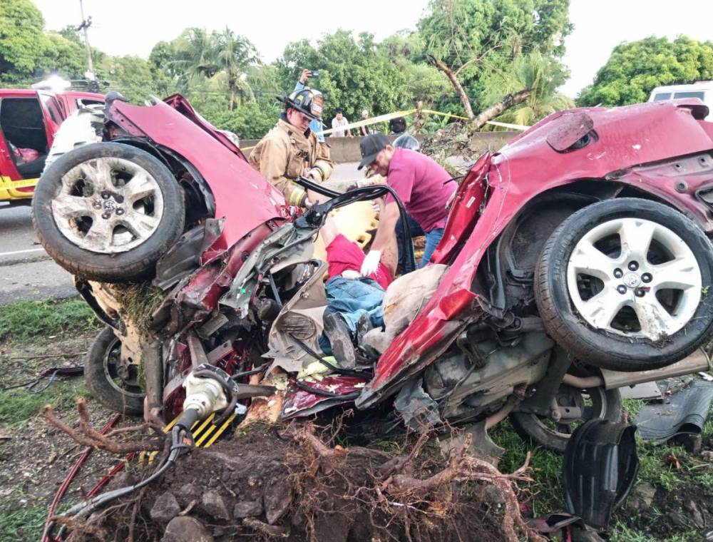 El carro se partió en dos al estrellarse y quedó atrapado: Álvaro Samarriba murió en un fatal accidente