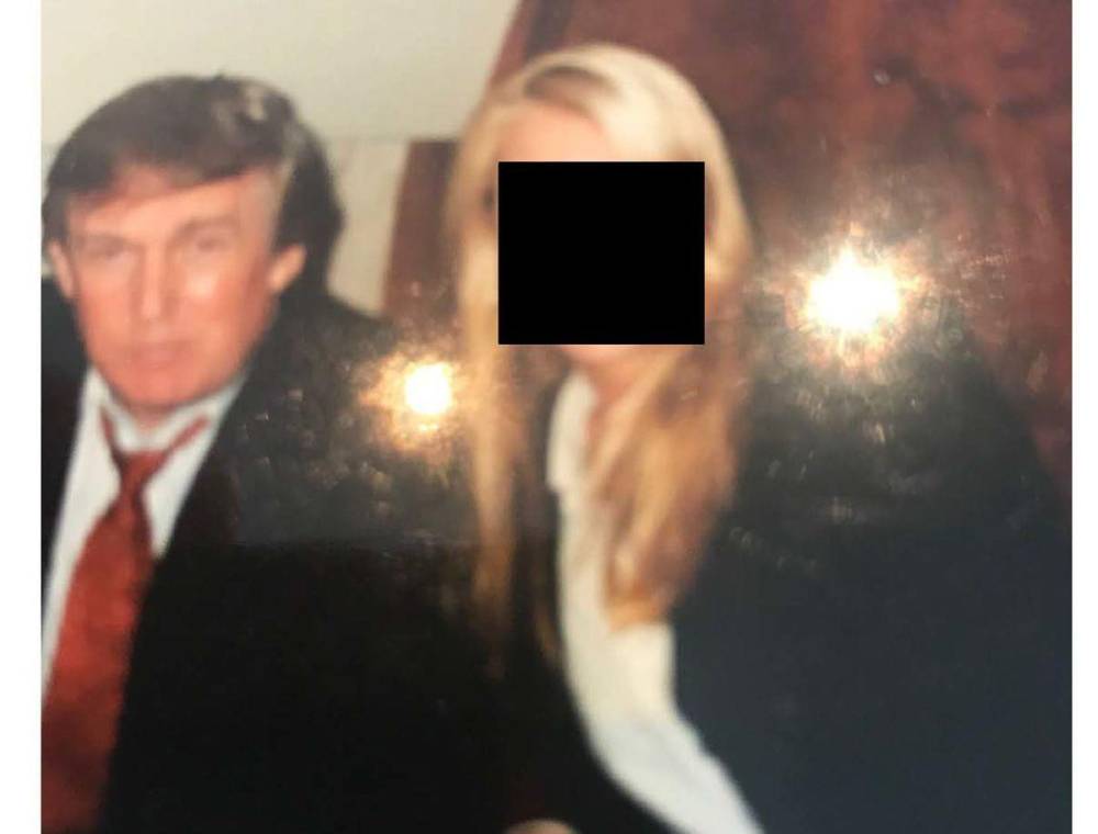 Rodeado de mujeres y preservativos: las fotografías de Trump y el caso Epstein