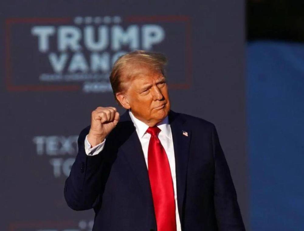 Rodeado de mujeres y preservativos: las fotografías de Trump y el caso Epstein