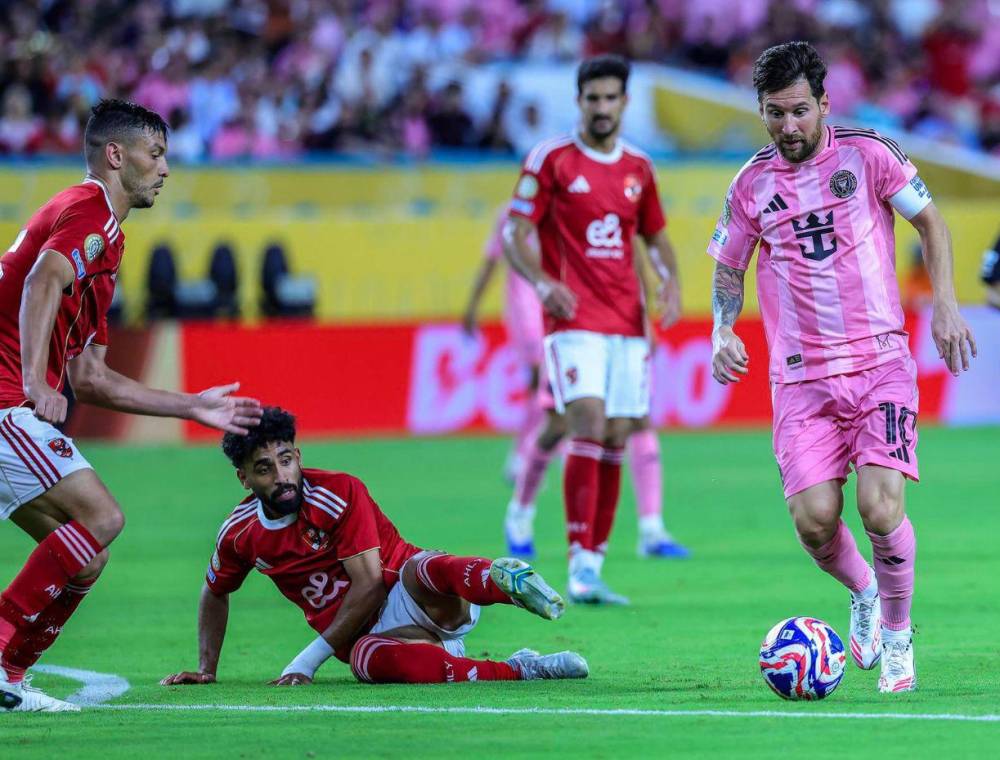 No se vio: así fue el cabezazo que le dio Messi a un jugador del Al-Ahly