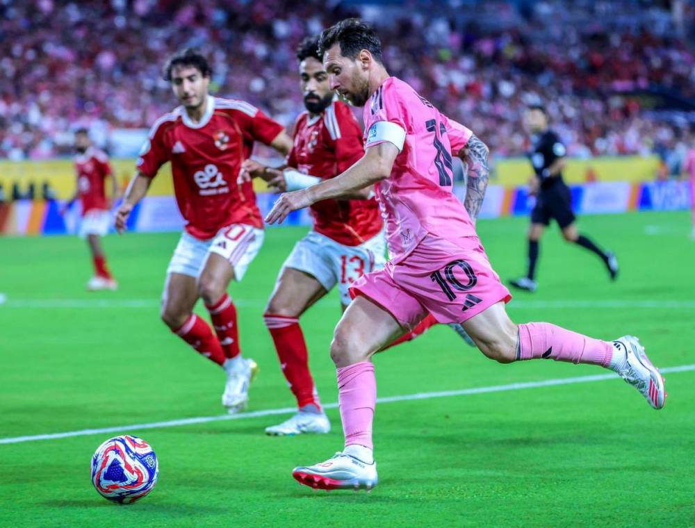 No se vio: así fue el cabezazo que le dio Messi a un jugador del Al-Ahly