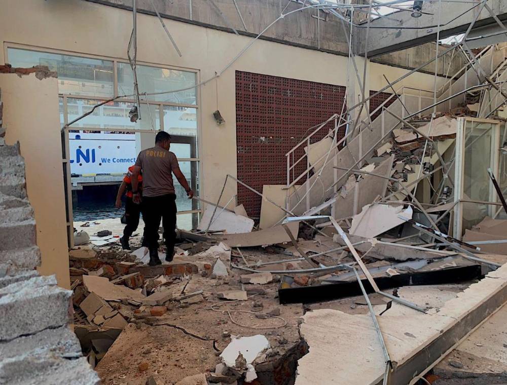 Las impactantes imágenes del terremoto de 7.7 grados que azotó Indonesia