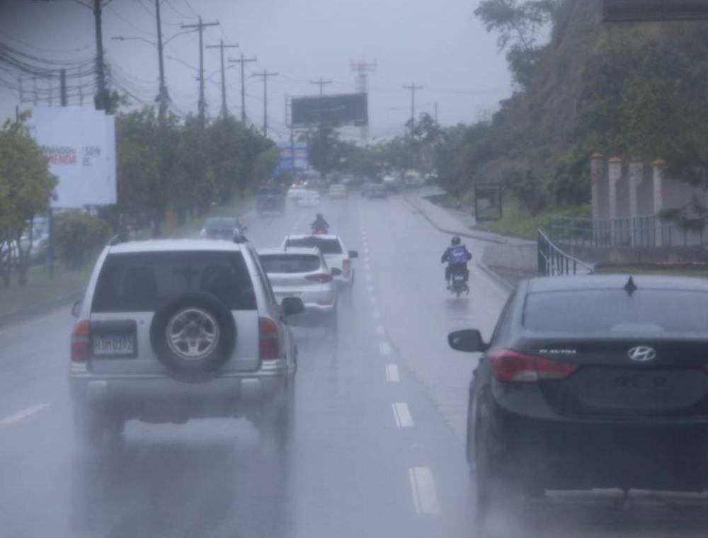 Con neblina y calles colapsadas: así amaneció la capital este lunes ante las leves lluvias