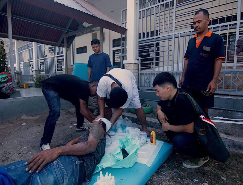 Las impactantes imágenes del terremoto de 7.7 grados que azotó Indonesia