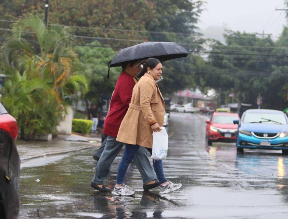 Con neblina y calles colapsadas: así amaneció la capital este lunes ante las leves lluvias