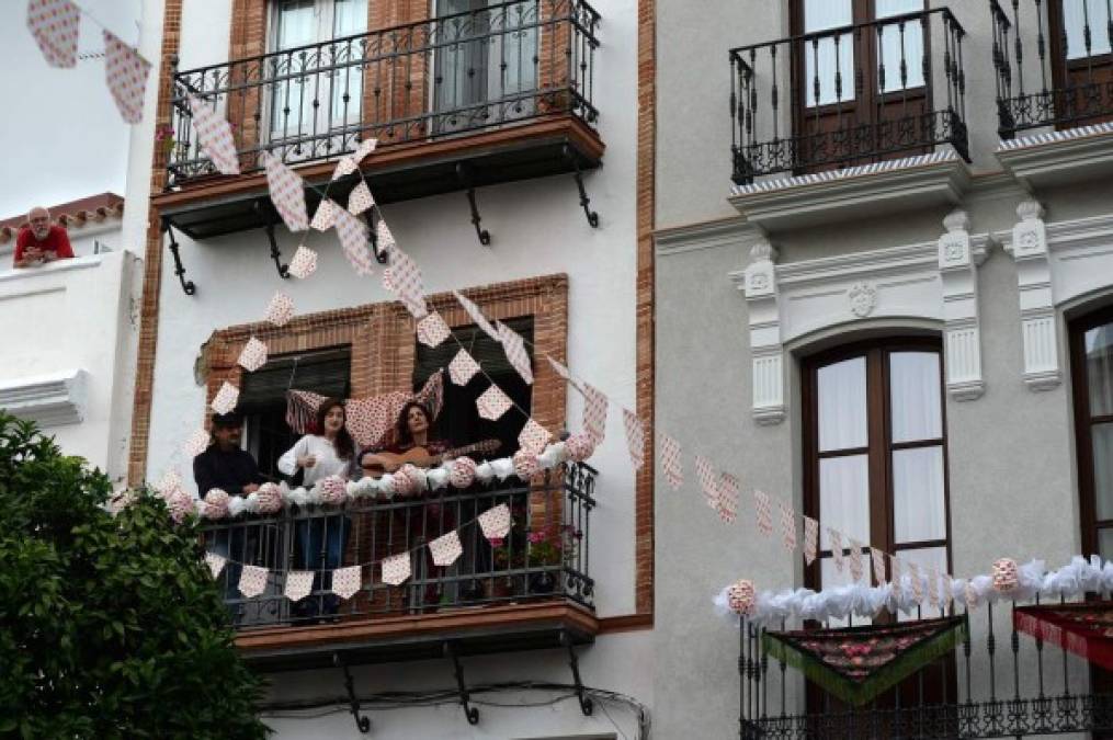 Desde balcones, hospitales y sus apretados espacios, españoles se aferran a la esperanza (FOTOS)