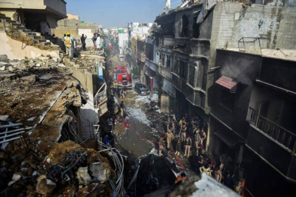 'Había gritos por todas partes': Superviviente cuenta horror del accidente de avión en Pakistán (FOTOS)