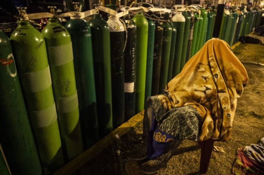 Las imágenes de la impactante escasez de oxígeno para pacientes covid-19 en Perú