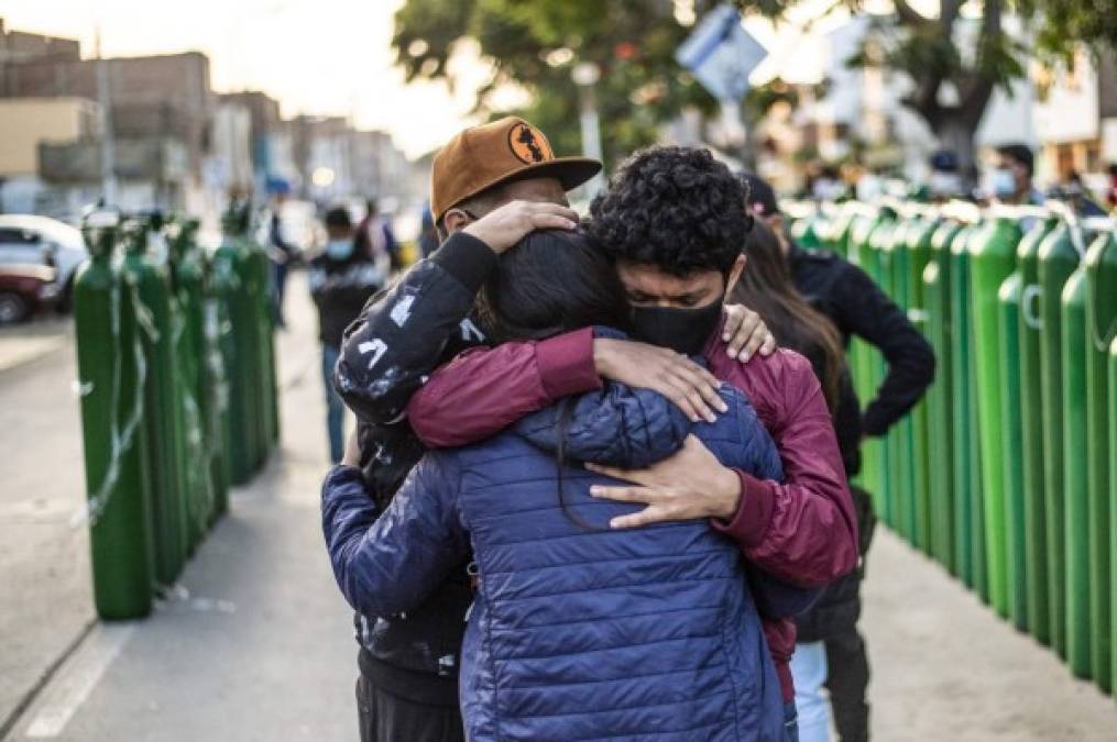 Las imágenes de la impactante escasez de oxígeno para pacientes covid-19 en Perú