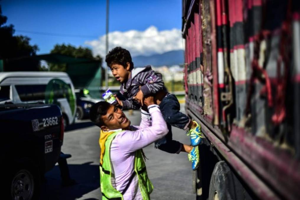 Exhaustos y con la esperanza de llegar a EEUU, niños piden jalón en Ciudad de México