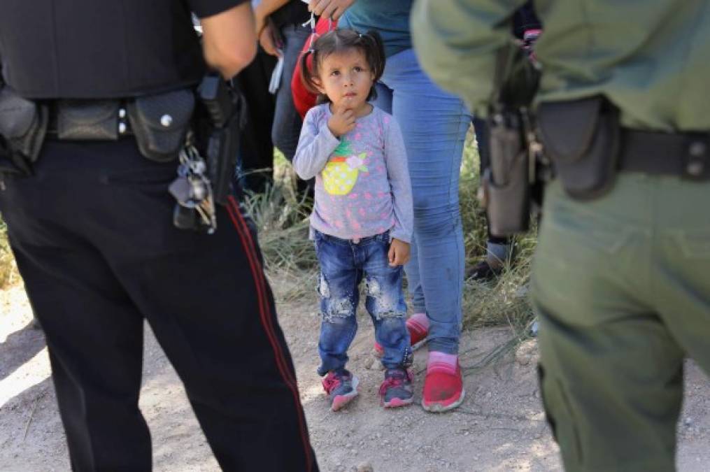 Arrancar a los niños de brazos de sus padres; la severa medida para desalentar a los migrantes